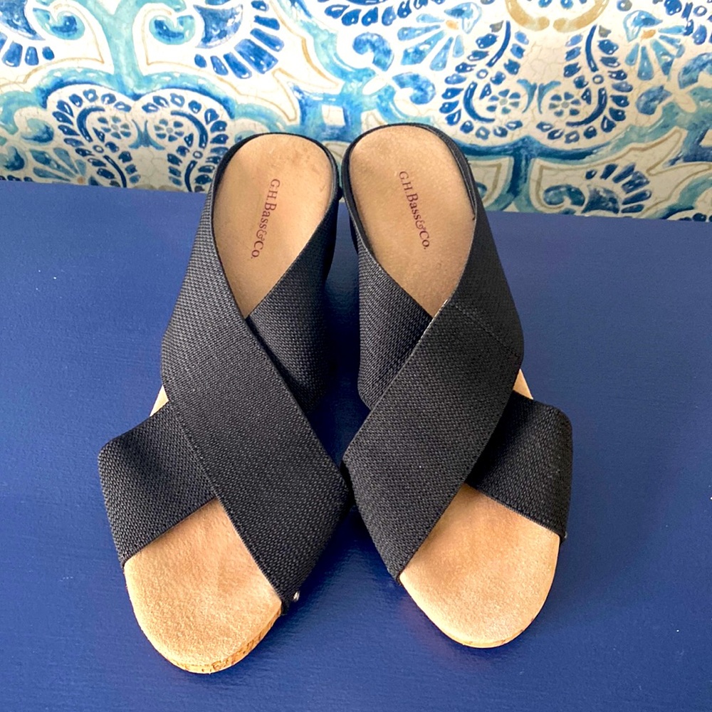 Cute summer black wedges!